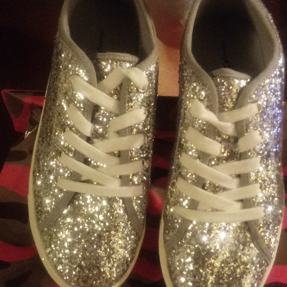 Tennis shoes
